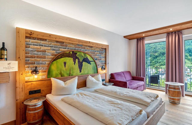Naturzimmer 'Weinliebe' mit Balkon, WLAN und Klimaanlage