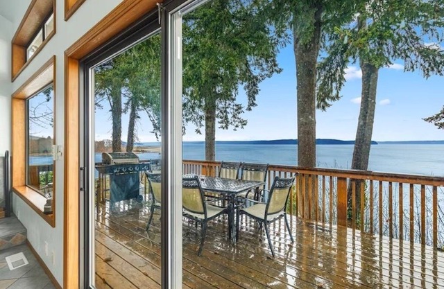 Nature's Paradise Hood Canal 4 b/r sleeps 6 Waterfront Home w/ NatGeo Views