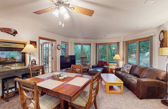 Nature’s Perfect Retreat: Wallowa Lookout - Stunning Views, Cozy Comfort