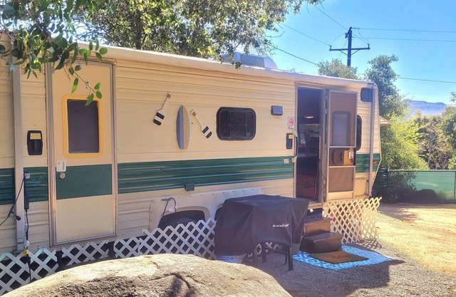 Nature's Roost/ Vintage Camper with Outdoor Heated Shower and AC