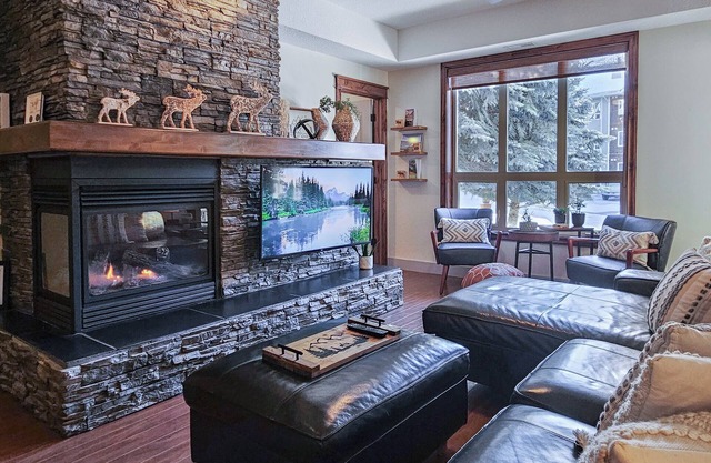 Natures Retreat - Pool & Hot Tub - Spacious Patio