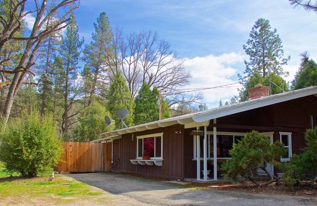 Natures River Walk, 9 Meilen von Yosemite, 3 bis Bass Lake, Riverfront 2200 sq. Ft.