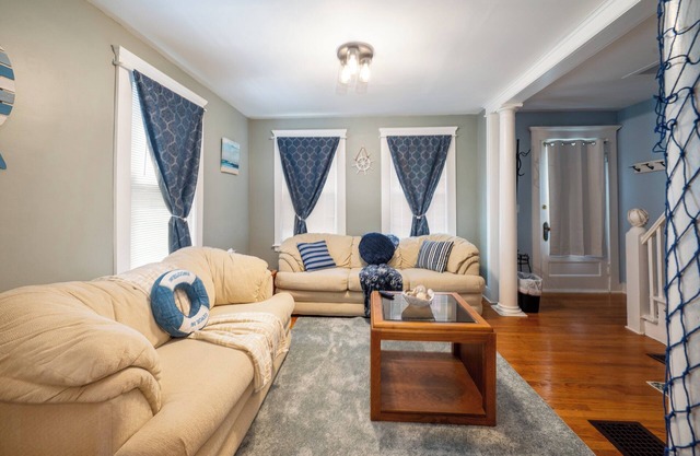 Nautical 3BR Sleeps 8 @ Tweed Airport W/Fire Pit + Smart TVs Near Beach & Yale