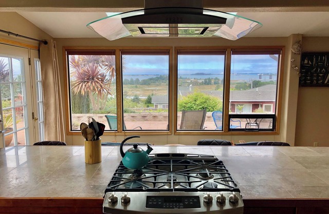⚓️ 🌊Nautical Escape- Bay Views, Patio, Near HWY101