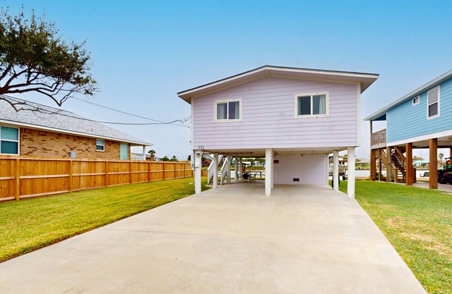 Nautical home with beautiful views, waterfront deck, & central AC - dog-friendly