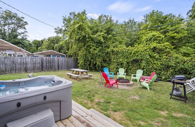 Nautical Nest w/hot tub, golf cart & arcade game