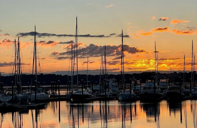 Nautical, romantic suite w/deck overlooking Warwick Neck Cove, pet-friendly!
