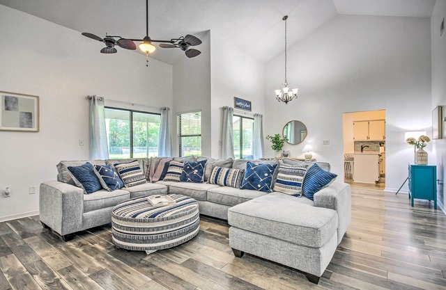 Navarre Home w/ Game Area + Screened-In Porch