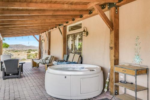 Navigate Stays Pioneertown Retreat w Hot Tub
