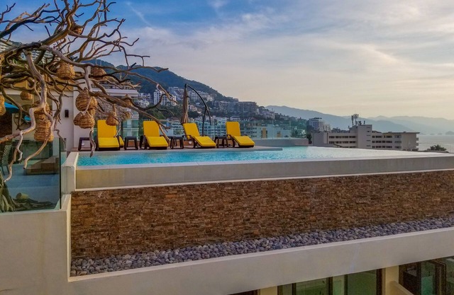 Nayri - Brand New Ocean View - Rundum-Balkon in der Zona Romantica