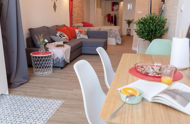 NB - Cozy loft steps from City of Arts & Sciences