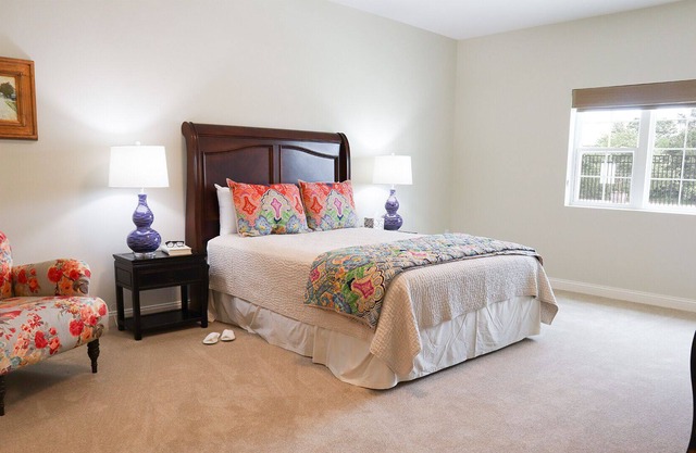 NCAA Football, 1BR/1BA-Apt w/Kitchnt, Rm Svc Avail