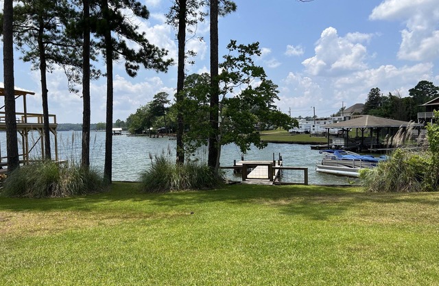 Centerport GetAway, Family size cabin. Near restaurants, golf and AU football