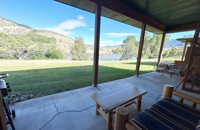 Charming Riverside Cabin on Yellowstone River - 2 Bedrooms & 2 Bathrooms, Relax