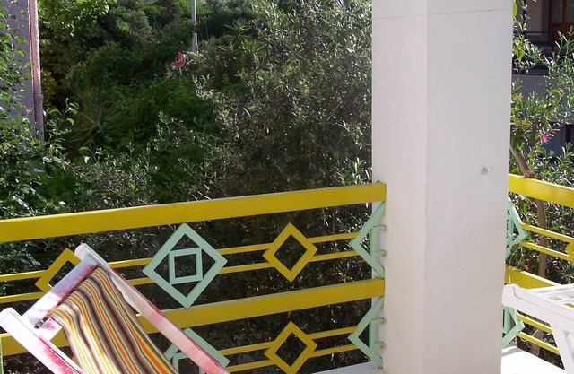 Bequeme und helle Wohnung, 400 meter von Mer, mit Balkon, im Haus mit Garten.