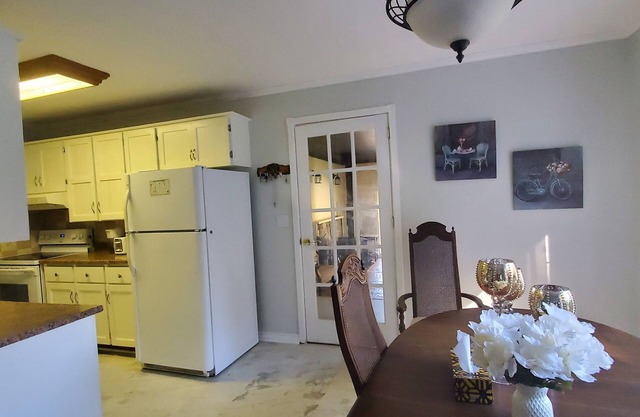 Cozy four Season Addington Highlands cottage in 5 acres, near Bon Echo.