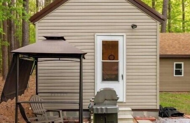 Cozy retreat in peaceful wooded setting. Pet friendly!