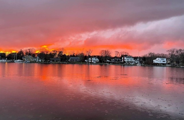 Cozy, serene waterfront 3- br cottage Walk to beach, minutes to Both L.I. Forks