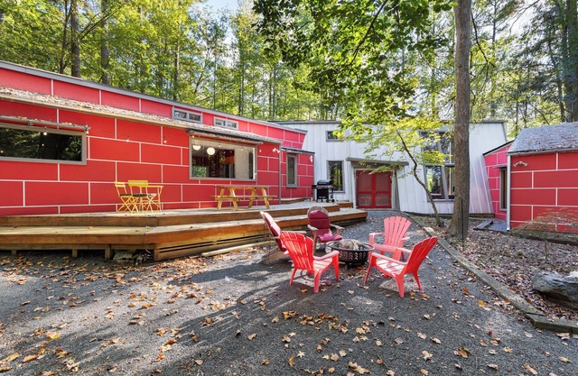 nDuke Forest Escape 3BR, 6 Beds, Huge Back Patio!