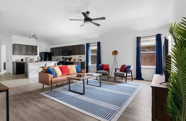 Near Airport and Tesla, King Bed, Workspaces, Fenced Yard, Fast Wi-Fi