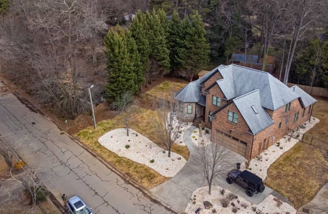 Near airport, food & shoppings. Spacious 5-bedroom house.