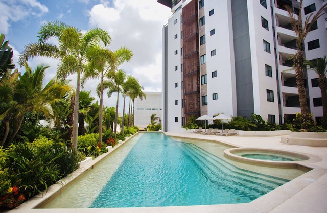 Near airport /Pool, gym fantastic 3 bedroom apt