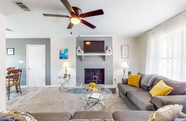 Near Beach w/ private yard & well-equipped kitchen