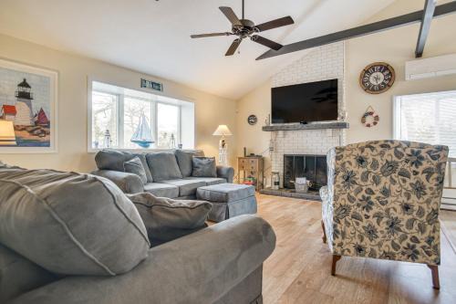 Near Beaches and Trails Home in East Falmouth
