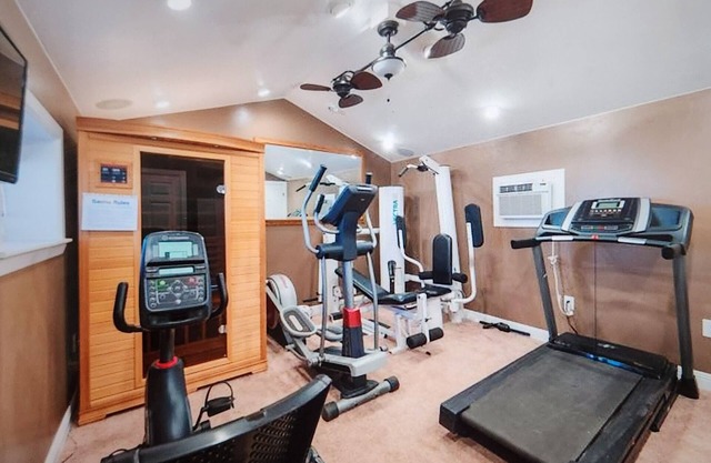 2houses:sauna-gym-firepit-backyard-walk2:hiking/museums/restaurants/shops/slp14+