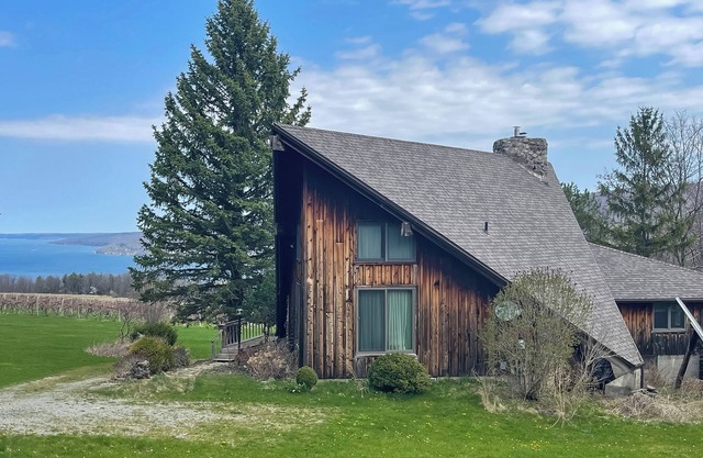 Near Canandaigua Lake: Retro Cabin w/ Deck & Views