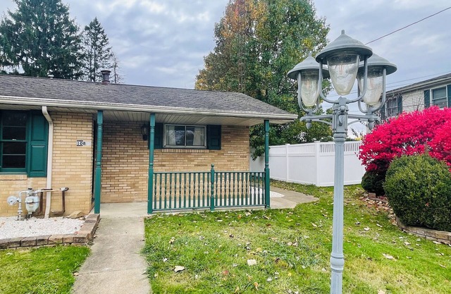 Near Canton 3-bedroom house in Louisville with WiFi, patio