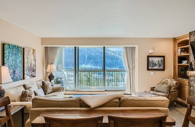 Nur wenige Minuten von Skigebieten, Whirlpool, Shuttle, Garage und wunderschöner Aussicht entfernt!