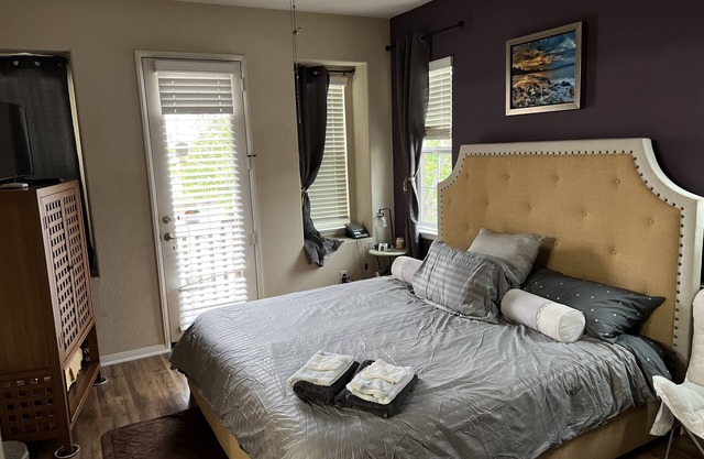NEAR Del Mar beach. Townhouse ready for 6! 3 BDRM&2.5Bath. Pool/jacuzzi/bbq/gym/