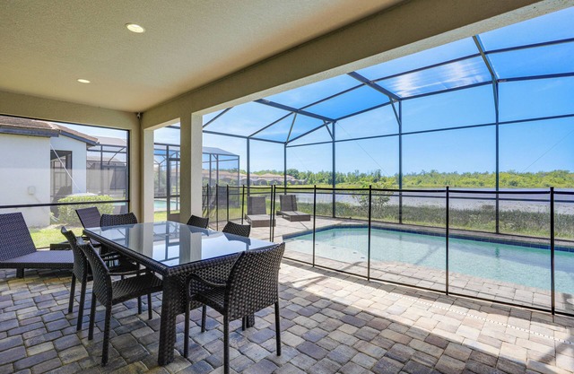 Near Disney & Legoland: Spacious Poolside Oasis!