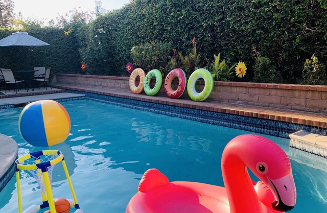 Near Disneyland: Splash-tastic Family Vacation! 🏊‍♂️