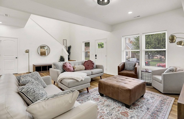 Near Downtown Chic & Spacious 4BD + 2 Car garage