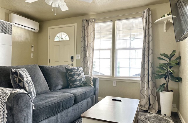 Near Downtown- Kitchen-Washer/Dryer-Parking