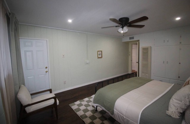 Near downtown Lancaster. King bed. Spacious rooms