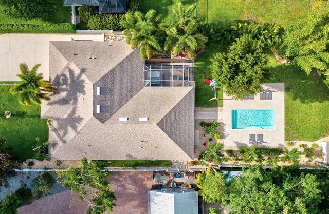 Near downtown! Saltwater Pool! HOT TUB! Games!