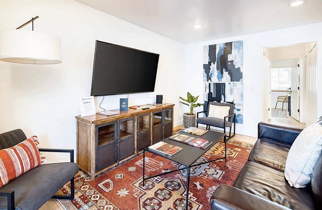 Near Downtown Stylish 2BR With Amazing Patio - 3