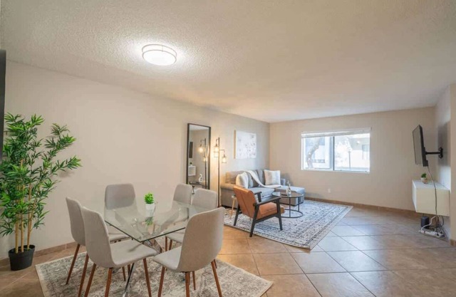 Near DT & Trails | Pool,Gym,Balcony,W/D,Parking