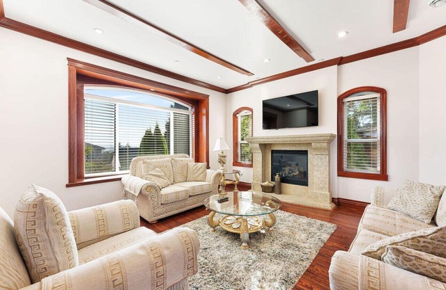King Bed | Near DT Vancouver | The Opulence