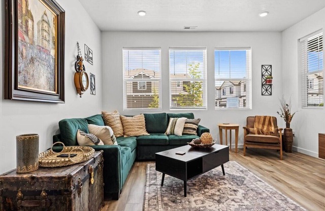 Near Eagle Island | Pool | King Bed | Parking | Smart TV
