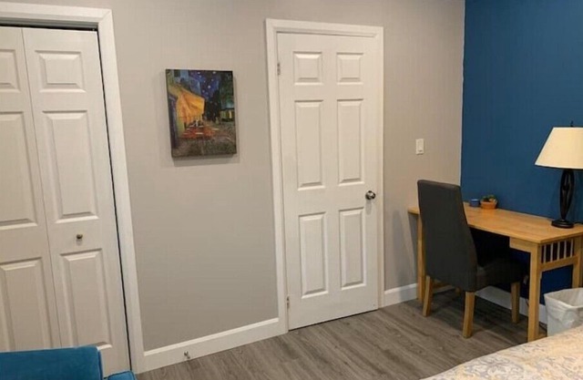 Near express routes to Queens/St. Lawrence/DT. Guest Suite in family home.n