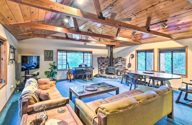 Near Fishing & Hiking: Pioneer Cabin w/ Decks