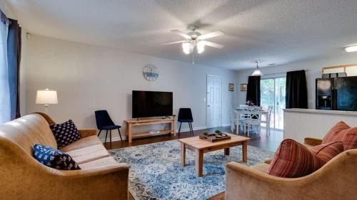 Near Gardens & Downtown - Stay At a Coastal-Haven!