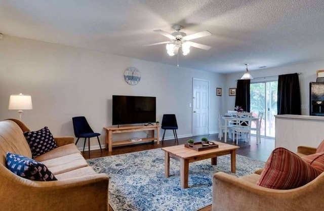 Near Gardens & Downtown - Stay At a Coastal-Haven!