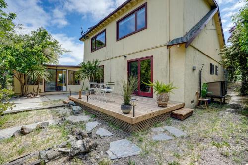 Near Golf, Trails and Parks Lush Pinole Retreat