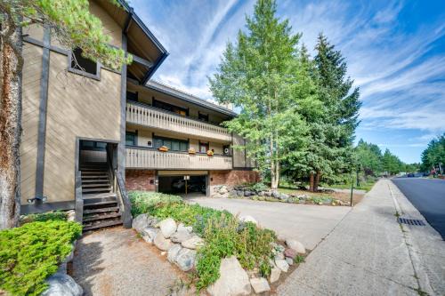 Near Hiking Renovated Breck Condo with Tennis Court