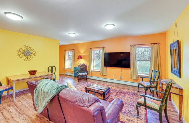 Near Historic Sites: Bright Hyde Park Guest Suite
